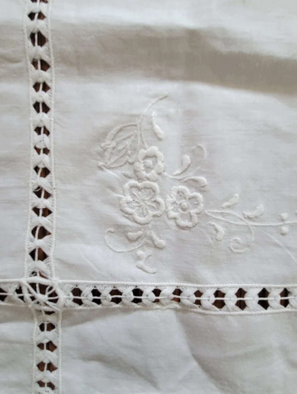 Vintage White Floral Embroidered Table Linens ~ 4 Napkins 1 Placemat